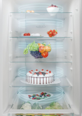 τα ράφια στο εσωτερικό του ψυγείου με τρόφιμα τοποθετημένα πάνω